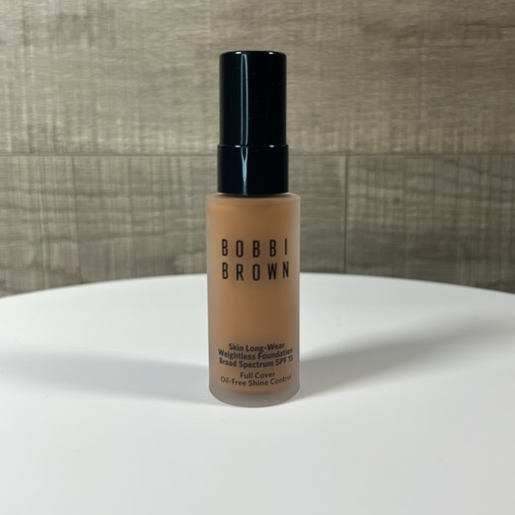 Bobbi Brown Skin Long-Wear Weightless Foundation - N-032 Sand - Picture 4 of 4